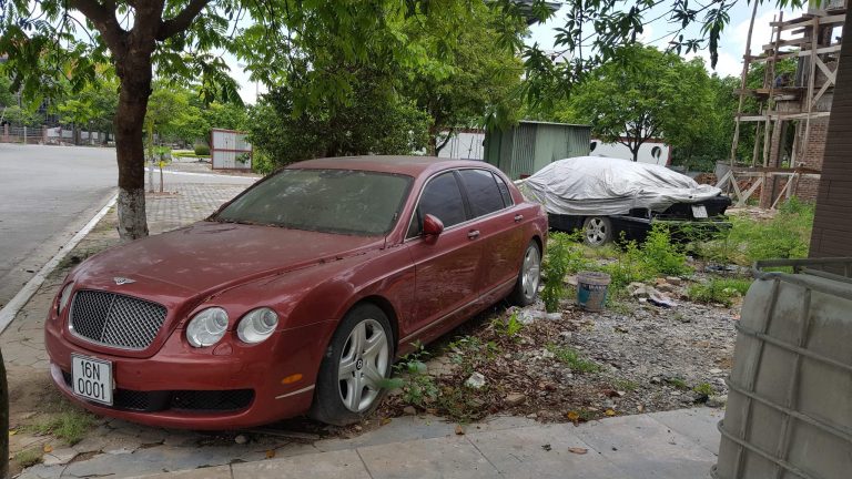 BENTLEY TIỀN TỶ BIỂN CHẤT CỦA ĐẠI GIA HẢI PHÒNG NẰM PHỦ BỤI Ở VỈA HÈ