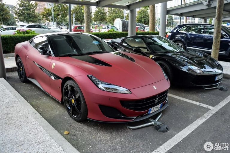 Bắt gặp siêu xế Ferrari Portofino độc đáo với ngoại thất tông đỏ – đen sơn mờ