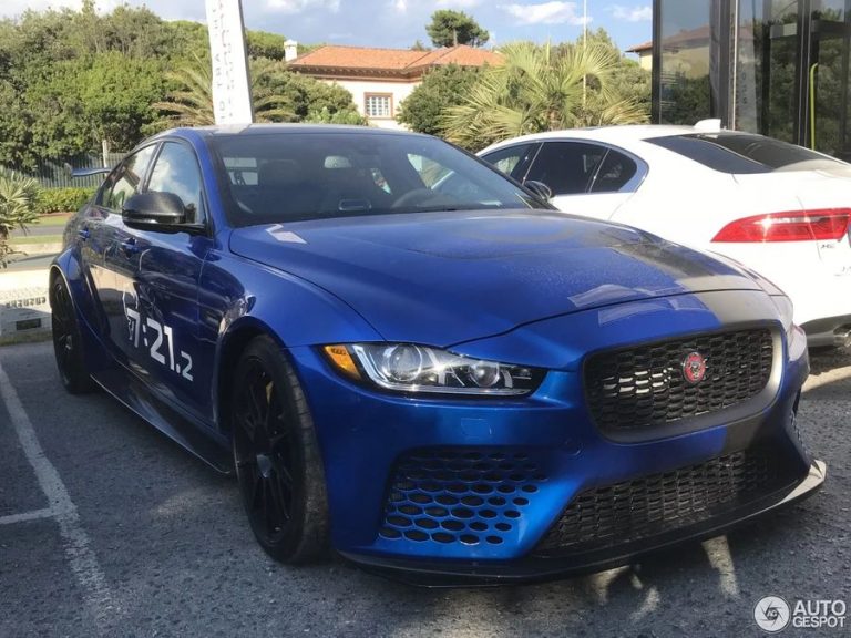 Jaguar XE SV Project 8 – đỉnh cao của sedan hiệu suất xuất hiện đầy mê hoặc ngoài đời thực