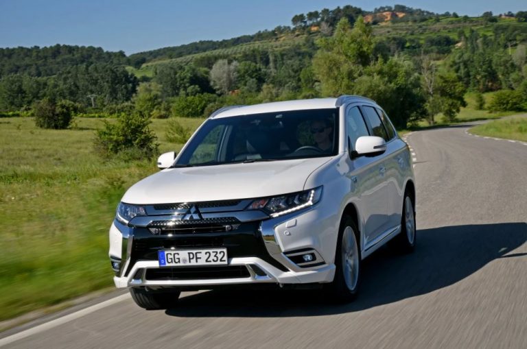 Trình làng Mitsubishi Outlander PHEV 2019, đi kèm với giá bán 1,1 tỷ đồng