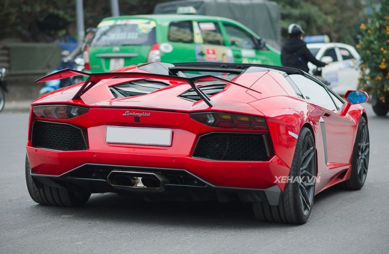 Hà Nội: Lamborghini Aventador Roadster đổi màu phong cách Tron Legacy cực độc