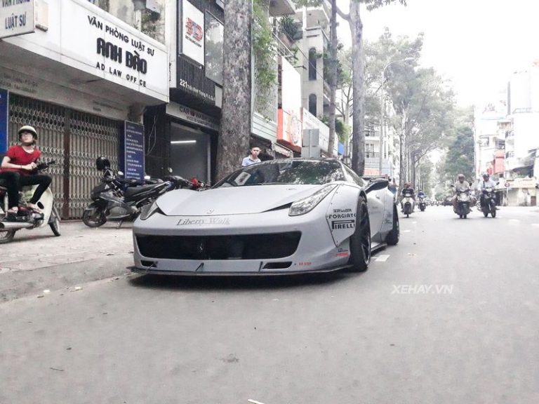 Sài Gòn: Ferrari 458 Italia Liberty Walk cởi bỏ áo xanh ngọc, quay về màu xám nhám