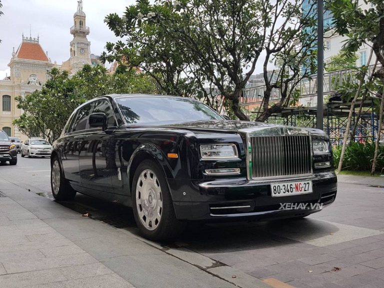 Sài Gòn: Rolls-Royce Phantom Series II màu đen bóng bẩy thu hút mọi ánh nhìn