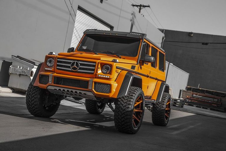 Kylie Jenner tạo dáng nóng bỏng bên xế cưng Mercedes-Benz G550 4×4² độ độc