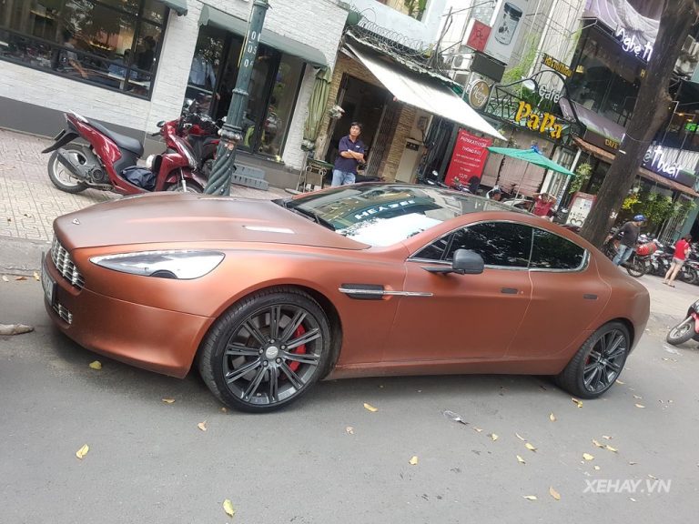 Aston Martin Rapide “khoác áo” màu cam xước đủng đỉnh dạo phố Sài Gòn