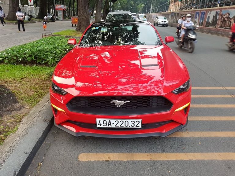 Chạm mặt “ngựa hoang” Ford Mustang 2018 đầu tiên của Việt Nam “đi dạo phố”