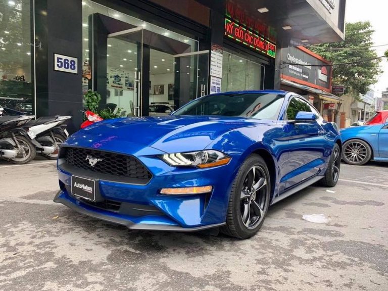 Ford Mustang 2018 màu xanh dương độc nhất Việt Nam “thả dáng” trên phố