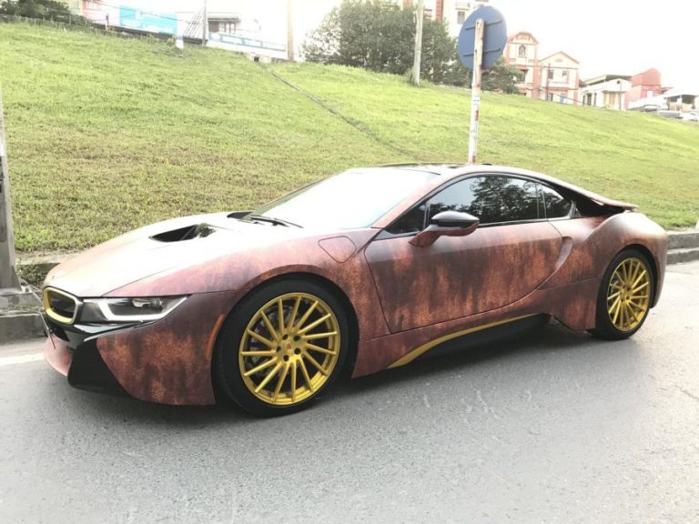 Siêu xe BMW i8 trở thành “vật phẩm độc nhất” Việt Nam với mâm vàng và decal phong cách gỉ sắt