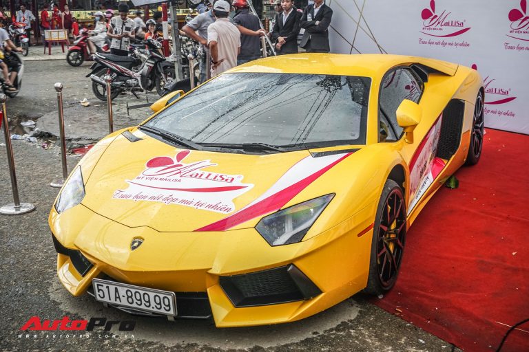 Chủ nhân Lamborghini Aventador S duy nhất Việt Nam khoe dàn xe khủng ngày Việt Nam vô địch AFF Cup