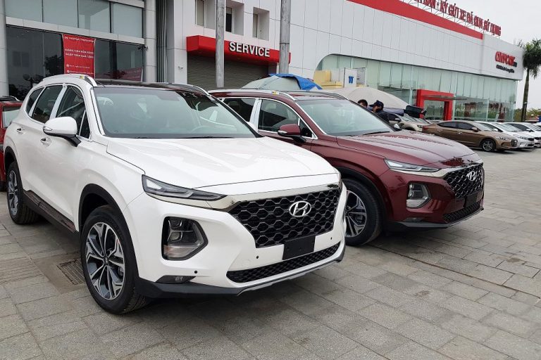 Hyundai Santa Fe 2019 full option giá cao hơn 1,3 tỷ thiếu vắng tại đại lý khiến nhiều khách hàng hụt hẫng