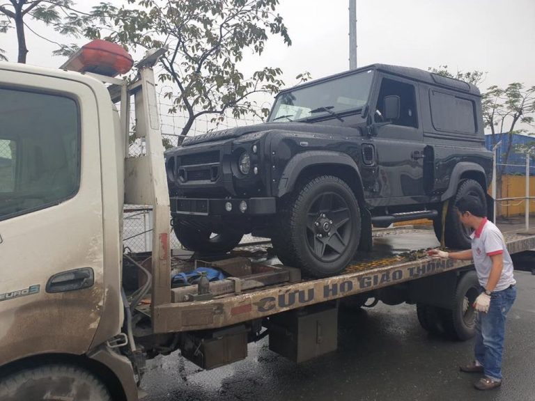 Land Rover Defender 3 cửa đầu tiên cập bến Việt Nam năm 2019