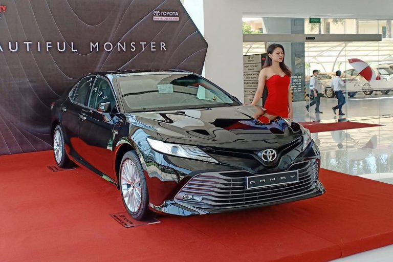 Toyota Camry nhập Thái Lan giá rẻ nhưng ‘lạc’ hàng chục triệu đồng tại đại lý mới đáng quan tâm