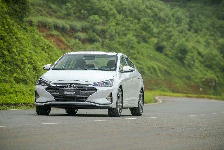 TẦM 700 TRIỆU, CHỌN HYUNDAI ELANTRA 2.0 2019 HAY KIA CERATO 2.0 2019?