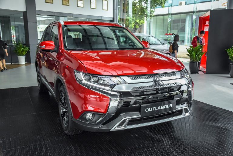 So găng Mitsubishi Outlander, Honda CR-V và Mazda CX-5 tại Việt Nam: Cuộc đấu SUV Nhật kịch tính dưới 1 tỷ đồng