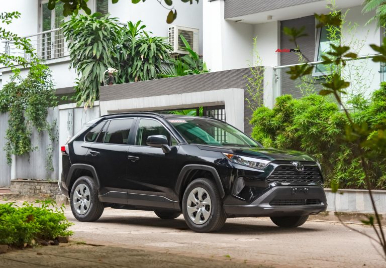 Đánh giá nhanh Toyota RAV4 2020 ‘taxi’ vừa về Việt Nam: Đừng vội hạ thấp xe 2 tỷ rưỡi nhưng ghế nỉ chỉnh cơ