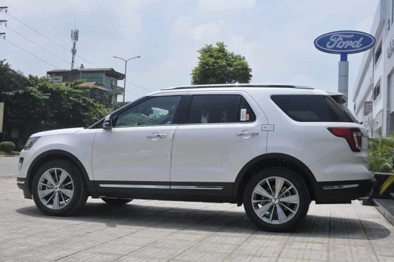 Ford Explorer so kè Toyota Land Cruiser Prado 2020: SUV Mỹ rẻ hơn 400 triệu nhưng nhiều option hơn