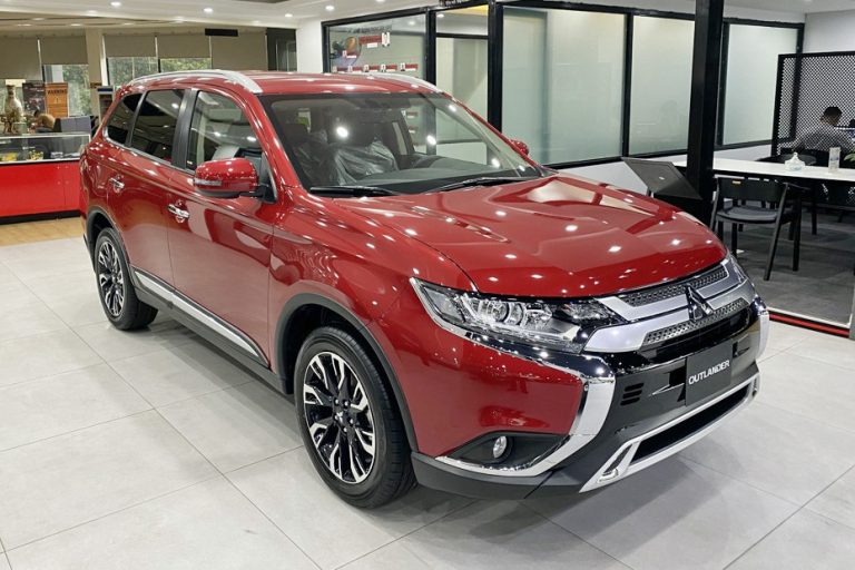 Mitsubishi Outlander giảm giá trăm triệu tại đại lý: Bản tiêu chuẩn từ 750 triệu đồng, rẻ nhất phân khúc, làm khó Honda CR-V