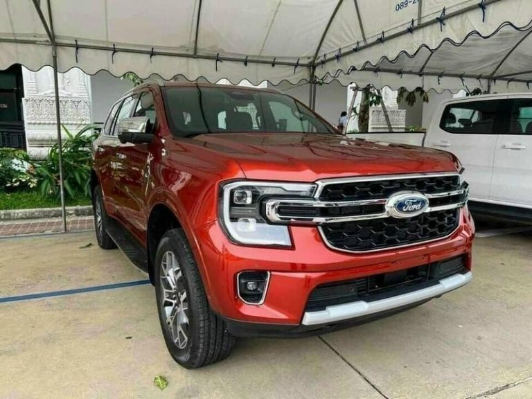 Dù chưa chính thức mở bán, Ford Everest 2023 đã “bia kèm lạc” tại đại lý