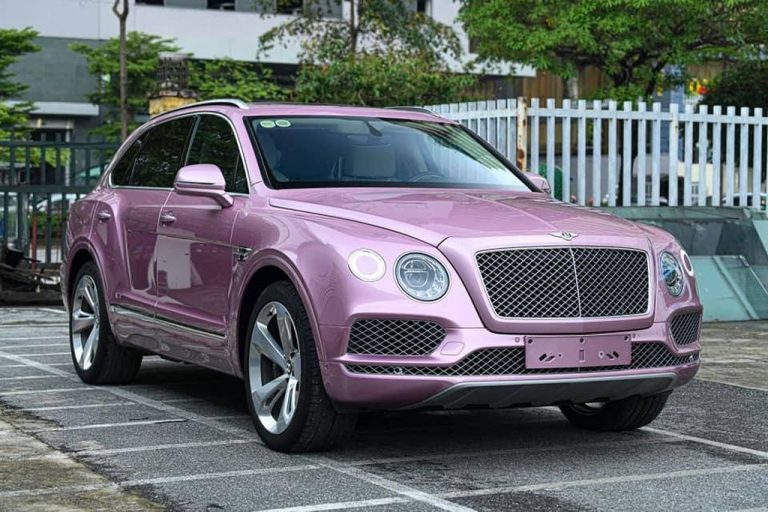 Bentley Bentayga màu hồng Passion Pink độc nhất Việt Nam đang được rao bán với mức giá 8 tỷ đồng