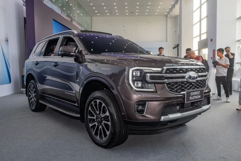 Ảnh thực tế Ford Everest Platinum giá 1,545 tỷ tại Việt Nam: Nhiều tiện nghi chưa từng có trong phân khúc